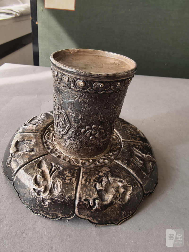 A jade bowl with stand and cover in silver with animals and floral motifs in relief - 图19